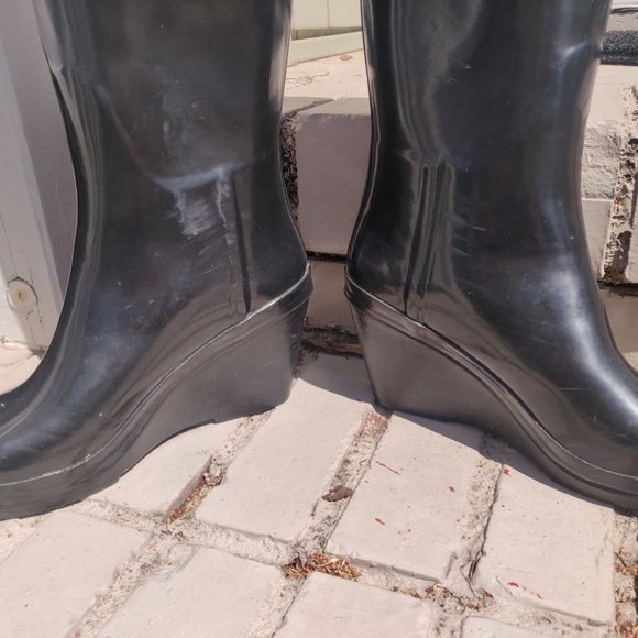 Glossy, dressy Hunter tall black wedge rain boots - Picture 7 of 12